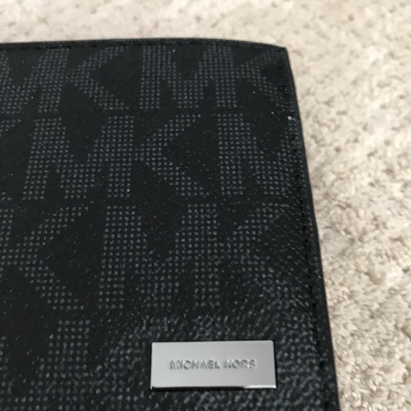 Michael Kors Billfold with Coin Pocket - Picture 5 of 5